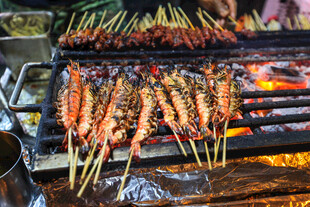 炭火上的美味烤串