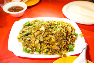 美味炒饭摆盘中