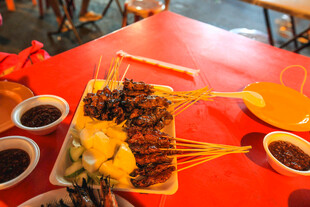 美味烤串搭配多样蘸料