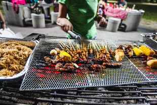 户外烧烤美食诱人场景