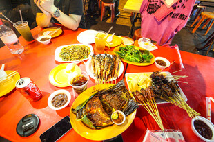 丰盛烧烤美食摆满桌