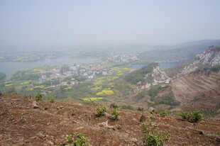 山顶俯瞰山下田园风光