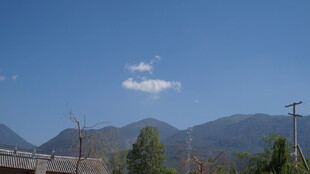 蓝天青山间的清新景致