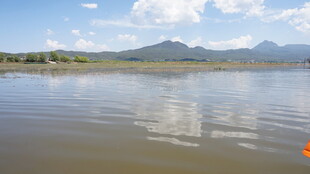 宁静湖水与远山风景