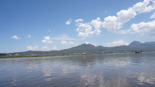 宁静湖面与远处山峦美景