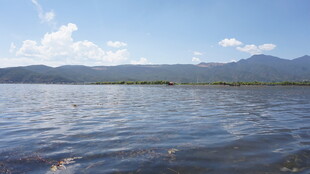 宁静湖水与远处山峦