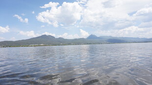 宁静湖面与远处山峦