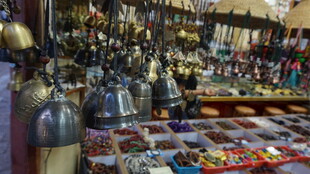 传统手工艺品店丰富陈列