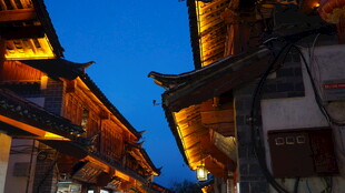 古建夜景 檐角灯光璀璨