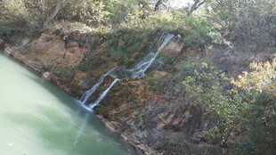 山间飞瀑 绿意环绕之景