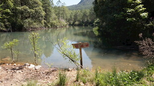 山间静谧湖泊风景