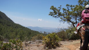 徒步者于山间的风景时刻