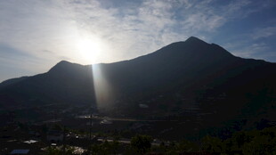 日出映山景