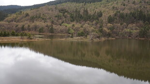 宁静山间湖景