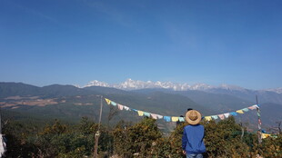 山顶旅人 畅享开阔美景