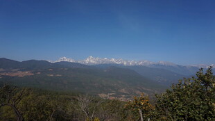 远眺山峦蓝天美景