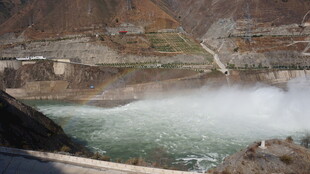 壮观水电站泄洪场景