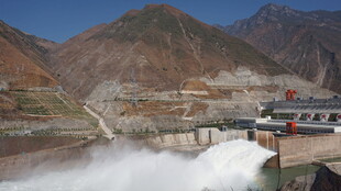 壮观水电站大坝泄洪场景