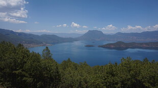 湖畔山林美景