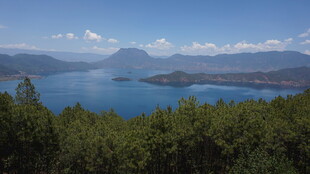 湖畔青山美景如画