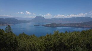 湖畔青山蓝天美景