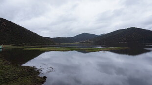 宁静山水湖泊美景