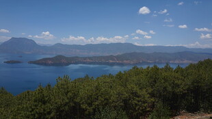 湖畔青山蓝天美景