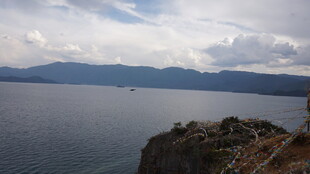 湖畔山景 宁静自然风光