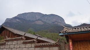 山村古宅与远山美景