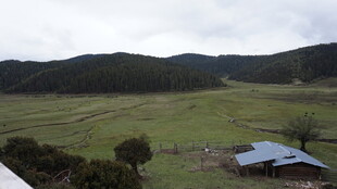 山间草原小屋风景