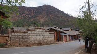 山村古朴民居的宁静小道