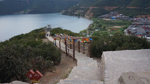 山间步道旁的美丽湖景