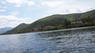 湖畔青山美景
