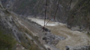 湍急河流穿峡谷