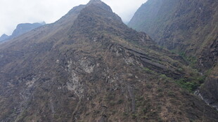 巍峨险峻的壮丽山峰