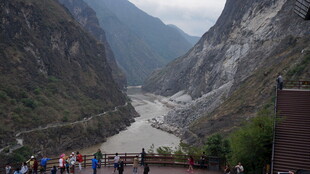 壮丽峡谷景观吸引众多游客