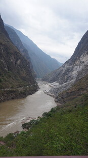 壮丽山河间的蜿蜒河流