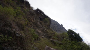 山间崎岖小径风景
