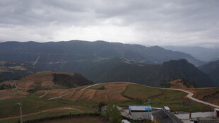 山间景致 云雾缭绕的村落
