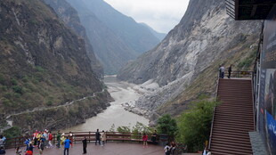 峡谷风景中游人漫步
