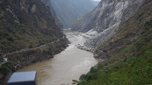 壮丽峡谷中的湍急河流