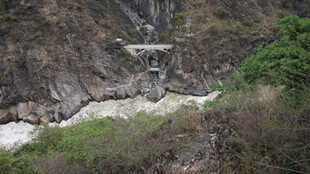 山间瀑布景观