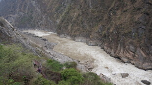 峡谷湍急河流壮丽景观