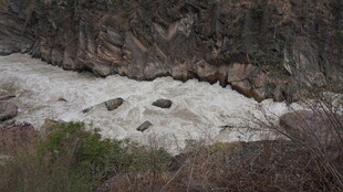 山间湍急河流与岩石景观