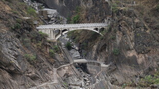 山间高架桥横跨峡谷