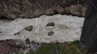 湍急河流中的岩石景观