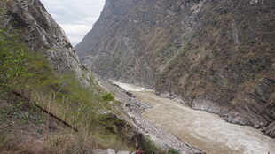 峡谷中的湍急河流景观
