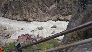 山间栈道旁的湍急河流