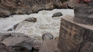 湍急河流与岸边石阶