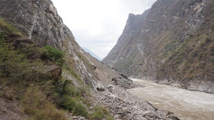 山间河谷壮丽自然景观